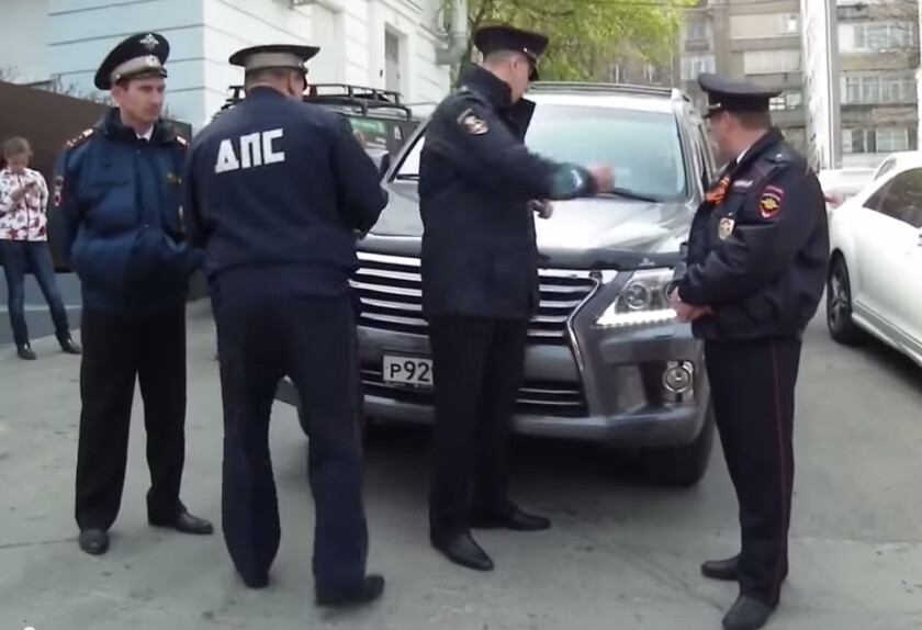 Фото полицейского в подъезде