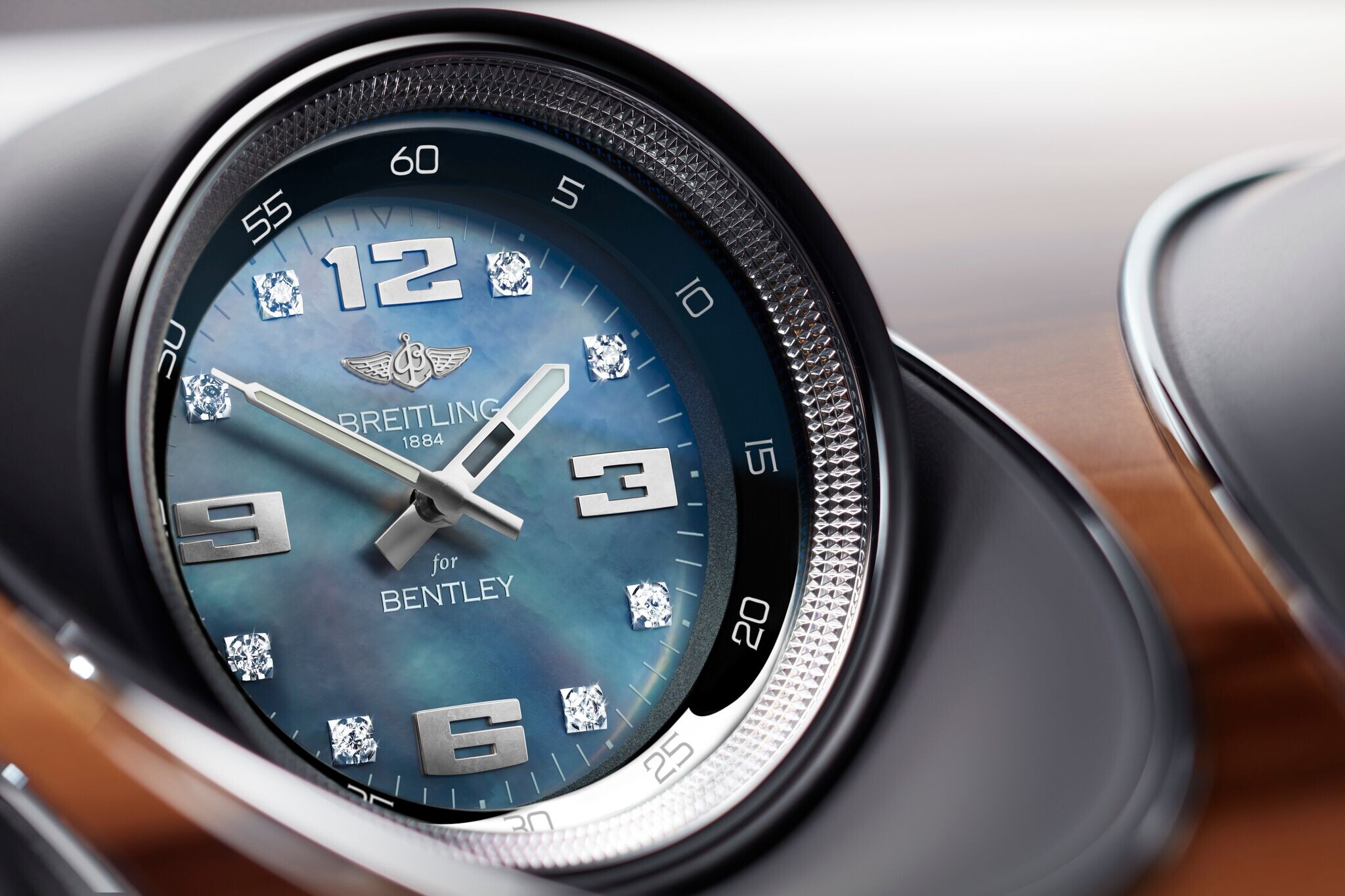 30 часов на машине. Bentley Bentayga Breitling Clock. Часы Bentley Bentayga. Часы Брайтлинг в Бентли Бентайга. Часы Breitling в Бентли машине.