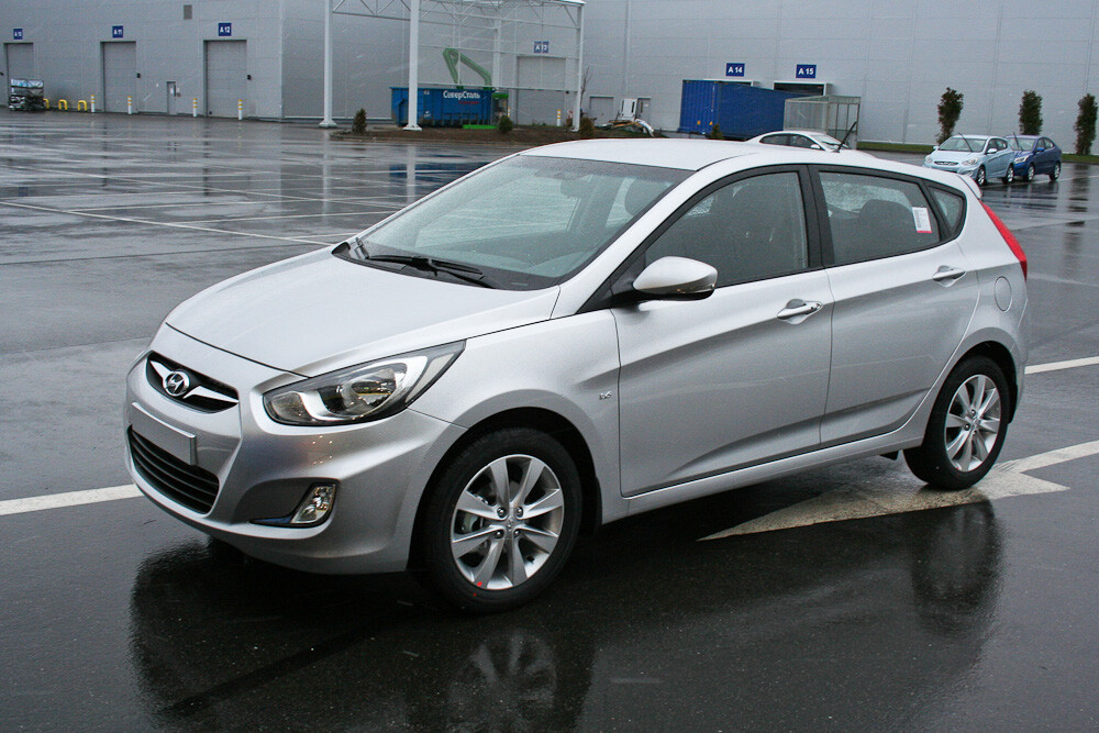 Автомобили марки солярис. Hyundai Solaris Hatchback 2012. Hyundai Solaris 2011. Hyundai Solaris 2012 хэтчбек. Hyundai Solaris i 2012.