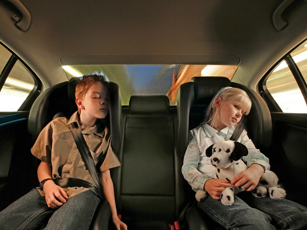 Безопасность в машине на заднем сиденье. Машина для детей. На заднем сиденье. Заднее сиденье машины. Ребенок в салоне автомобиля.