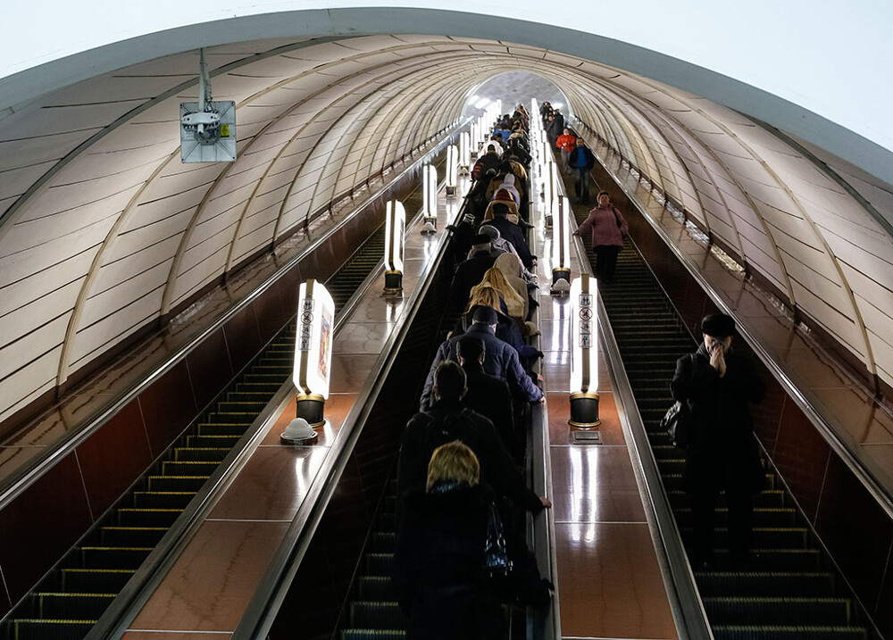 Метро гражданская. Станция метро Гражданский проспект эскалатор. Станция метро Академическая эскалатор. Станция метро Академическая Московского метро эскалаторы. Эскалатор на станции Академическая.