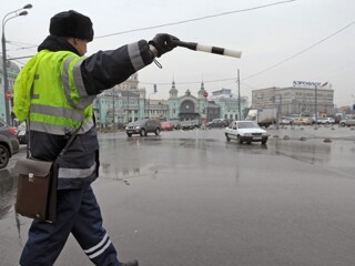 Осмотр багажника инспектором дпс