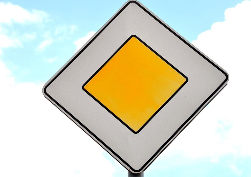 Знак главной дороги фото как выглядит