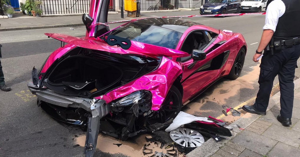 Pink McLaren smashed on Volkswagen Golf (photo)