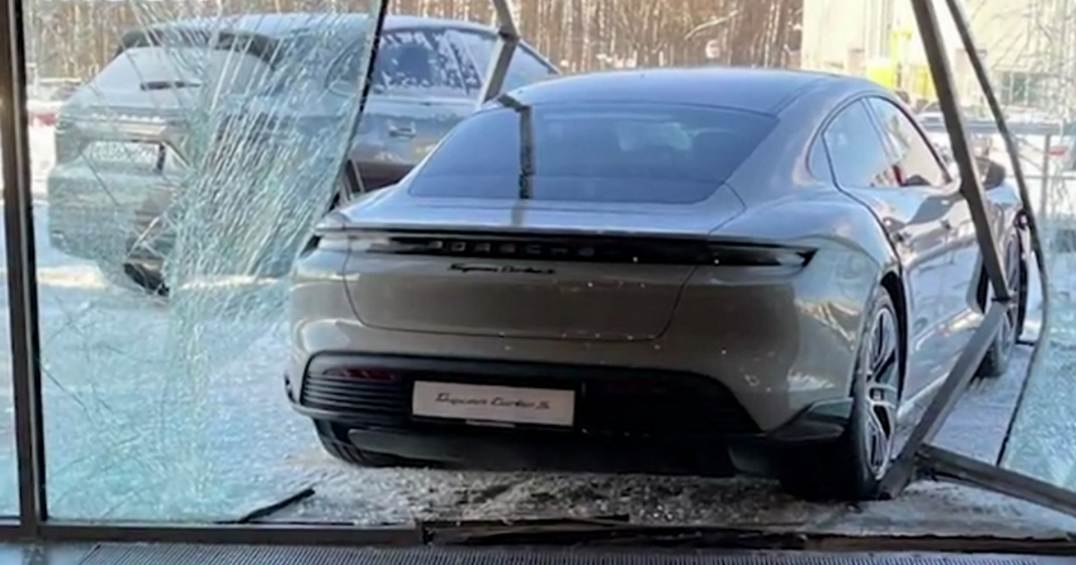 Блогер, который сжег Mercedes, разбил дорогой Porsche (фото) - автоновости