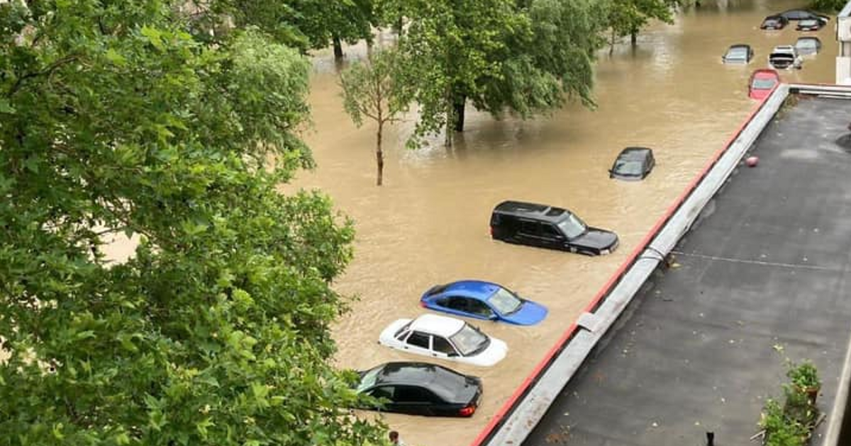 Затонувший автомобиль в реке