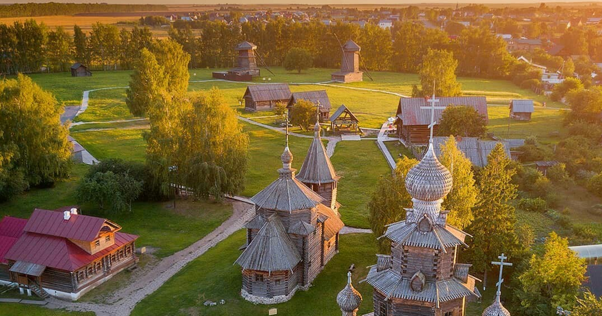 Храм в Суздале с куполами