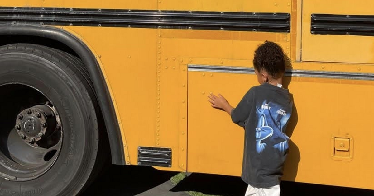3-летней девочке подарили настоящий школьный автобус (фото) - автоновости